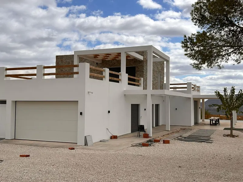 Nowe wille budowane na zamówienie w Pinoso (Alicante): przestronne domy w otoczeniu natury