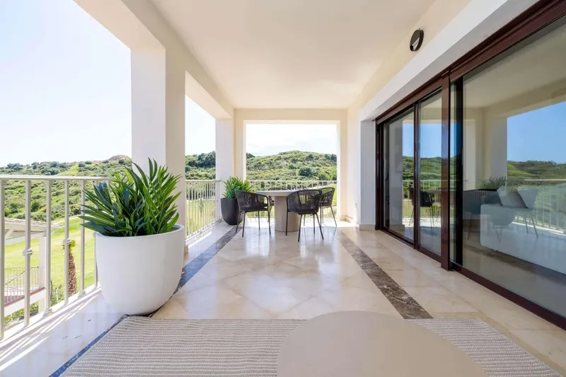 Modernas viviendas mediterráneas con vistas al mar y al golf en Estepona, Costa del Sol