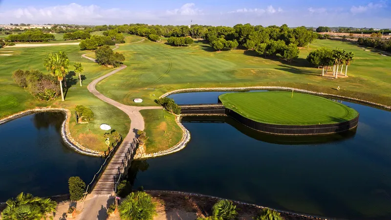 Villas de nueva construcción en primera línea de Lo Romero Golf