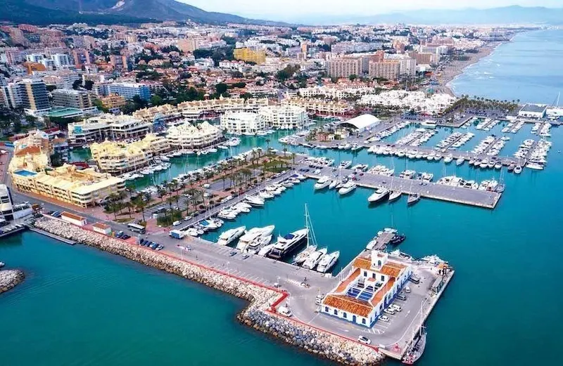 RESIDENCIAL DE OBRA NUEVA CON VISTAS AL MAR EN BENALMADENA
