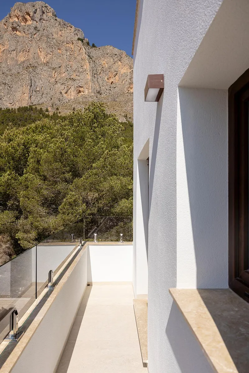 Impresionantes villas de nueva construcción en Polop con vistas al mar