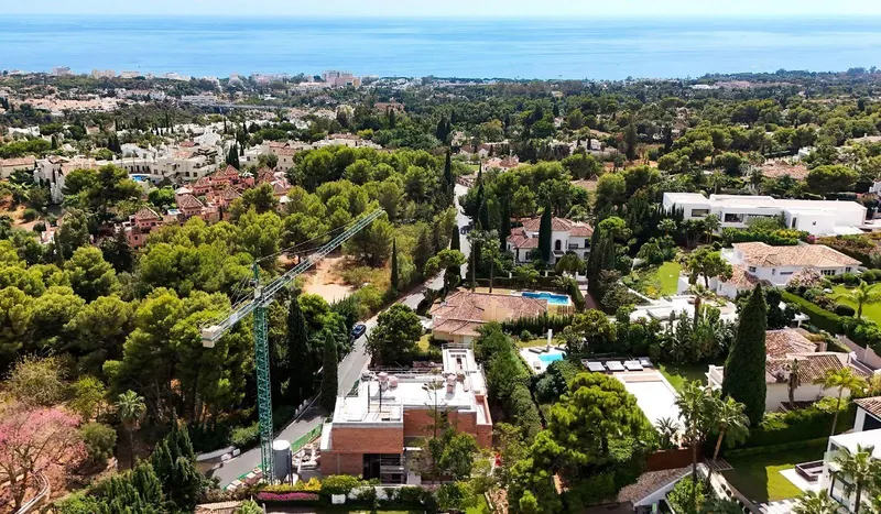 Vida de lujo en Cascada de Camoján, Marbella: Un refugio de privacidad y elegancia.