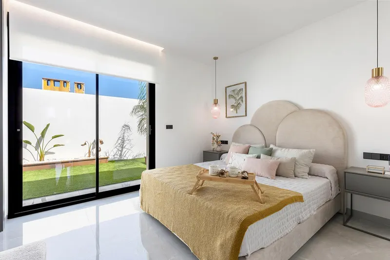 Chalets de obra nueva de una planta con piscina privada en Torrevieja
