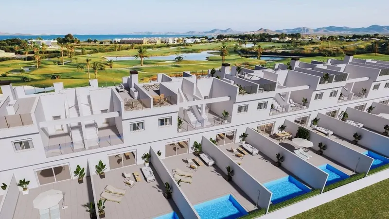 Nowe domy szeregowe przy polu golfowym La Serena w Los Alcázares