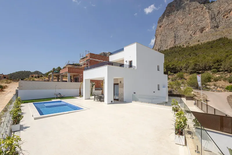 Impresionantes villas de nueva construcción en Polop con vistas al mar
