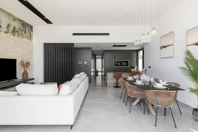 Chalets de obra nueva de una planta con piscina privada en Torrevieja