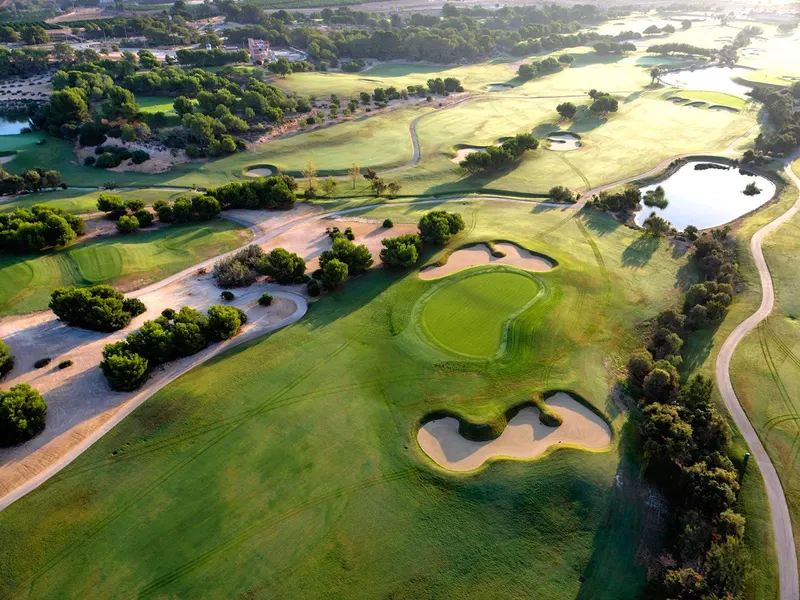 Villas de nueva construcción en primera línea de Lo Romero Golf