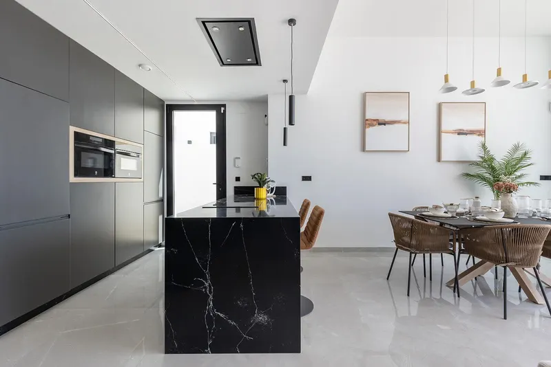 Chalets de obra nueva de una planta con piscina privada en Torrevieja