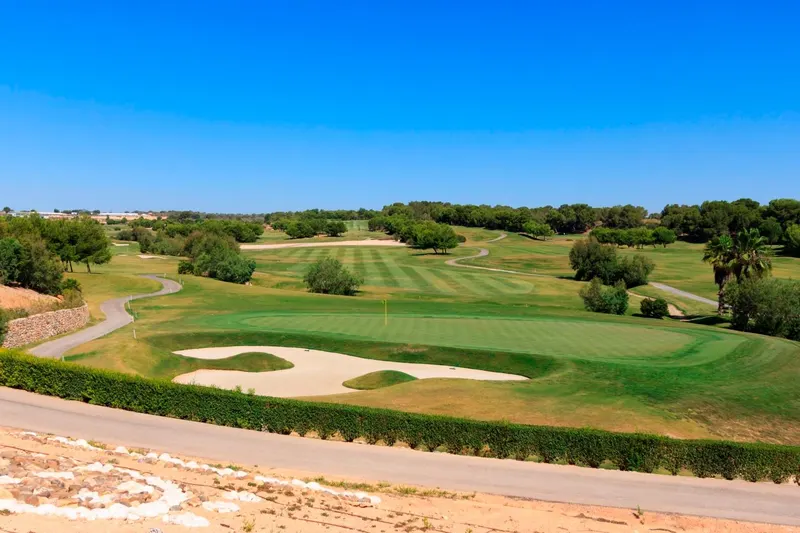 Villas de nueva construcción en primera línea de Lo Romero Golf