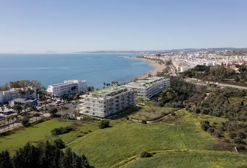Apartamentos de lujo de nueva construcción a 100 metros de la playa en Estepona