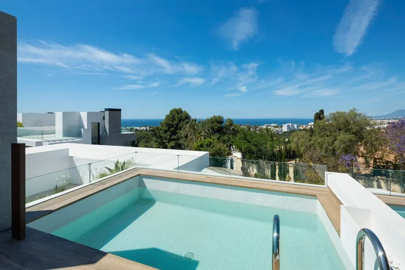 Lujosas casas adosadas de nueva construcción en Río Real, Marbella