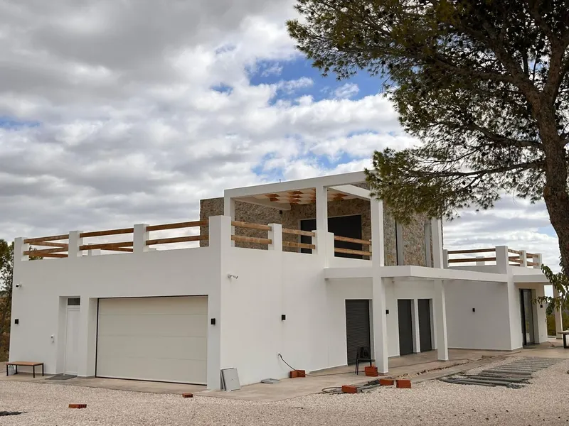 Nowe wille budowane na zamówienie w Pinoso (Alicante): przestronne domy w otoczeniu natury