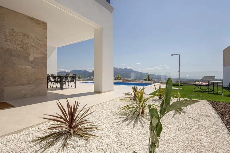 Impresionantes villas de nueva construcción en Polop con vistas al mar