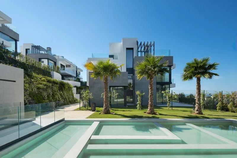 Lujosas casas adosadas de nueva construcción en Río Real, Marbella