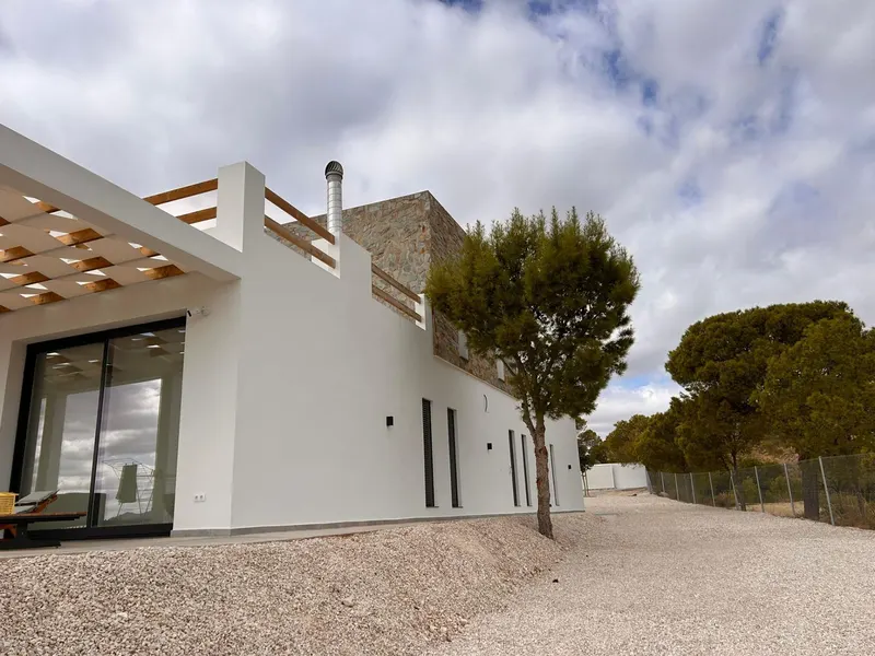 Nowe wille budowane na zamówienie w Pinoso (Alicante): przestronne domy w otoczeniu natury