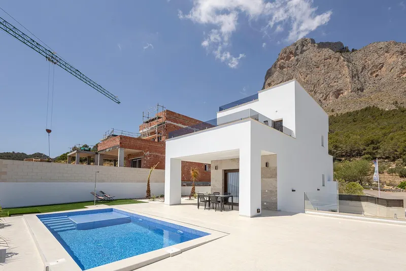 Impresionantes villas de nueva construcción en Polop con vistas al mar
