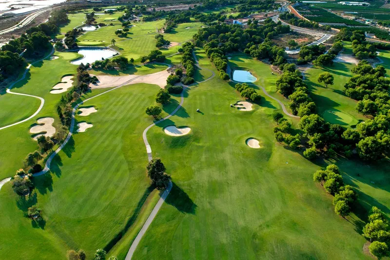 Villas de nueva construcción en primera línea de Lo Romero Golf