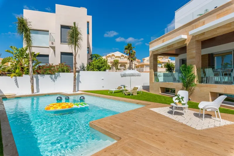 NEW BUILD MODERN VILLA IN CIUDAD QUESADA