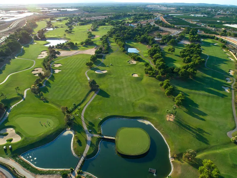 Villas de nueva construcción en primera línea de Lo Romero Golf