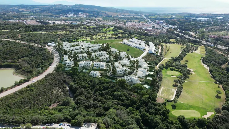 Villas de lujo de nueva construcción en Sotogrande Alto con jardín y piscina privados