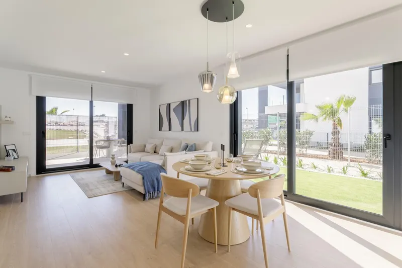 NOWY BUDYNEK GATED URBANIZACJI W TORREVIEJA TYLKO 700M OD PLAŻY