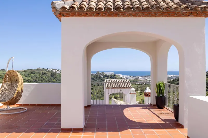 Modernas viviendas mediterráneas con vistas al mar y al golf en Estepona, Costa del Sol
