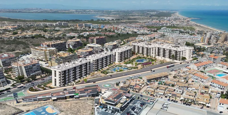 NOWY BUDYNEK GATED URBANIZACJI W TORREVIEJA TYLKO 700M OD PLAŻY