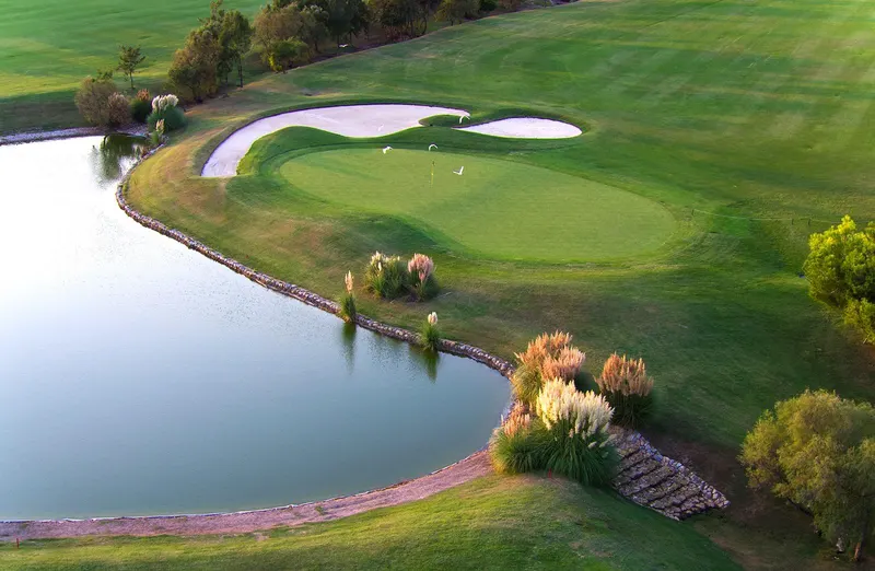 Villas de nueva construcción en primera línea de Lo Romero Golf