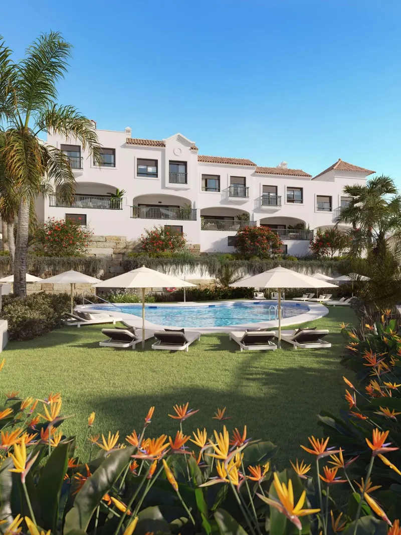 Modernas viviendas mediterráneas con vistas al mar y al golf en Estepona, Costa del Sol
