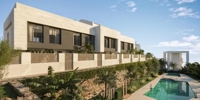 Casas adosadas de nueva construcción con vistas al mar cerca del campo de golf Miraflores, en Calahonda