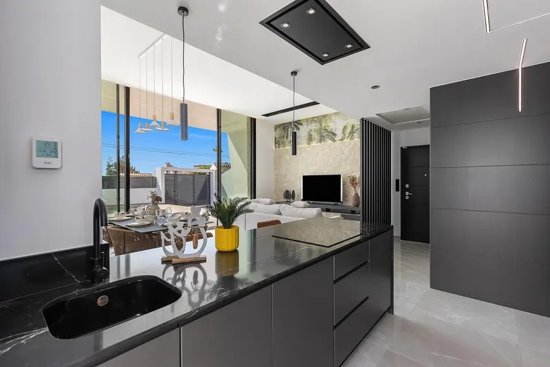 Chalets de obra nueva de una planta con piscina privada en Torrevieja
