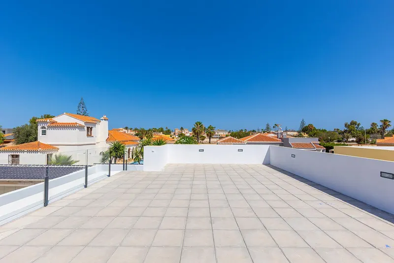 Chalets de obra nueva de una planta con piscina privada en Torrevieja