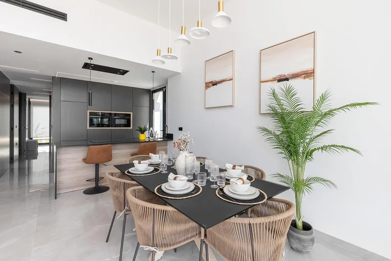 Chalets de obra nueva de una planta con piscina privada en Torrevieja